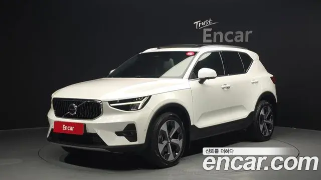 Volvo XC40 2023 — Photo 8/31