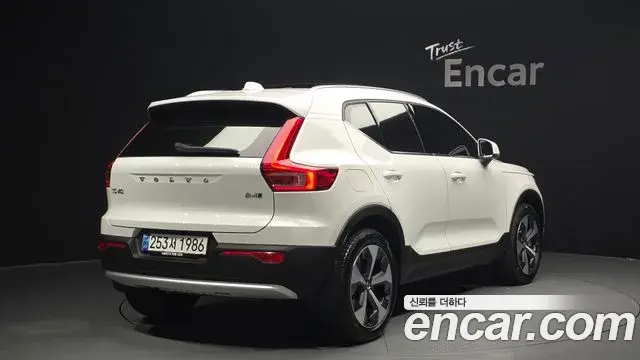 Volvo XC40 2023 — Photo 25/31