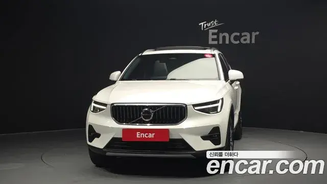 Volvo XC40 2023 — Photo 3/31