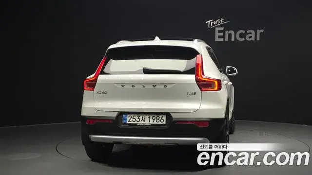 Volvo XC40 2023 — Photo 1/31