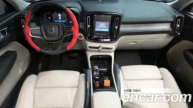 Volvo XC40 2023 — Photo 4/31