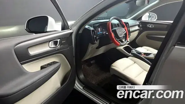 Volvo XC40 2023 — Photo 13/31