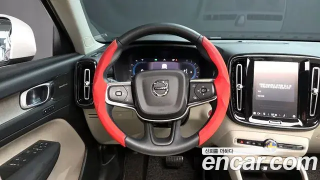 Volvo XC40 2023 — Photo 23/31