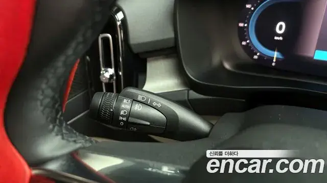 Volvo XC40 2023 — Photo 16/31