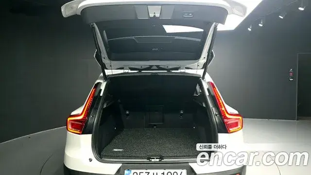 Volvo XC40 2023 — Photo 29/31