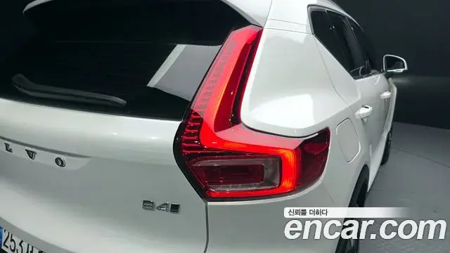 Volvo XC40 2023 — Photo 6/31