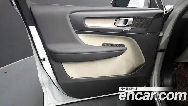 Volvo XC40 2023 — Photo 19/31
