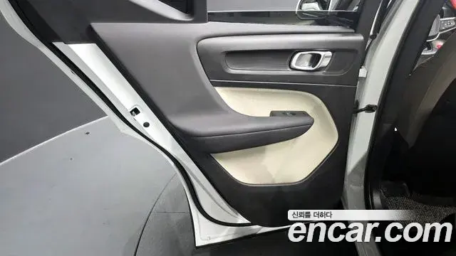 Volvo XC40 2023 — Photo 18/31