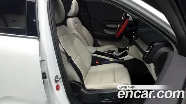 Volvo XC40 2023 — Photo 17/31