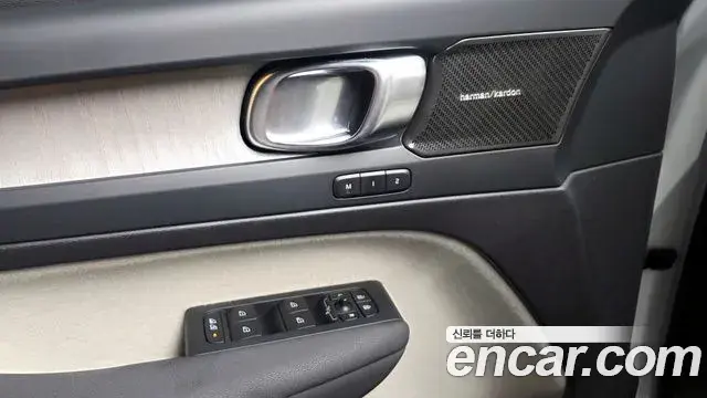 Volvo XC40 2023 — Photo 22/31