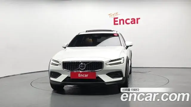 Volvo V60 Cross Country 2023 — Фото 2/20