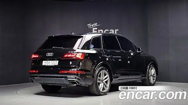 Audi Q7 2024 — Photo 2/20