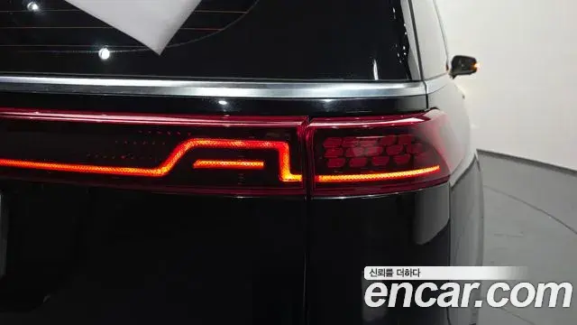 Kia Carnival 2021 — ფოტო 22/38