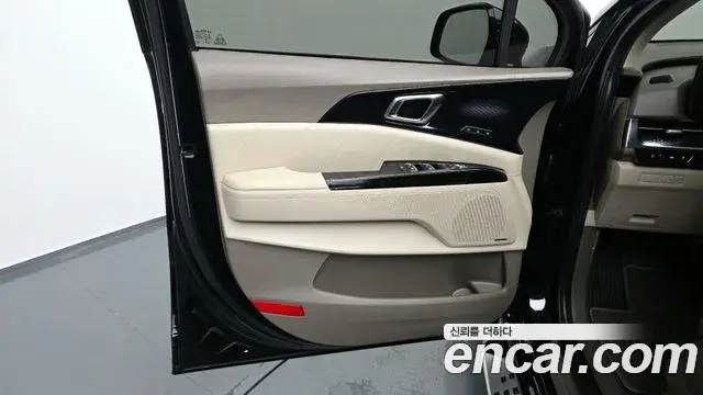 Kia Carnival 2021 — ფოტო 36/38