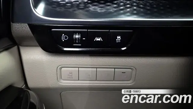 Kia Carnival 2021 — ფოტო 33/38