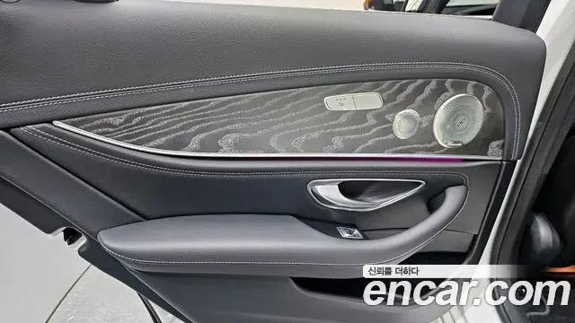 Mercedes-Benz E-Class 2022 — ფოტო 8/32