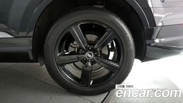 Audi Q7 2019 — ფოტო 2/30
