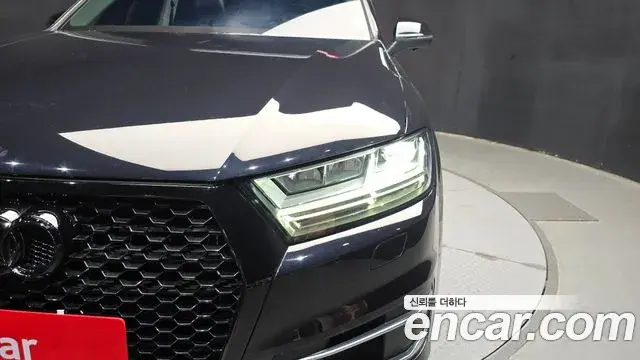 Audi Q7 2019 — ფოტო 25/30