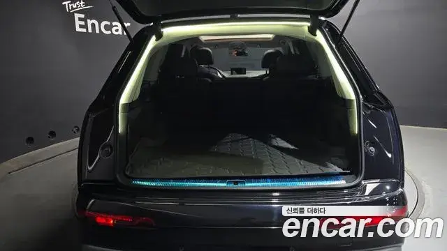 Audi Q7 2019 — ფოტო 13/30