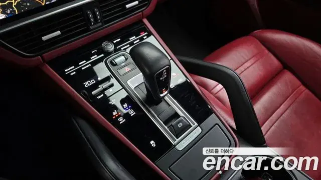 Porsche Cayenne 2019 — Photo 25/33