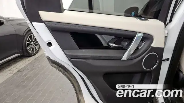 Land Rover Discovery Sport 2021 — Photo 26/32