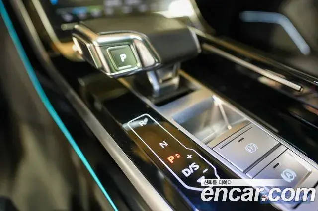 Audi A8 2021 — ფოტო 18/20