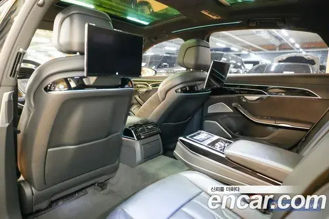 Audi A8 2021 — ფოტო 16/20