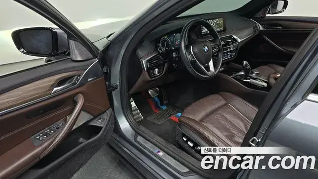 BMW 5 Series 2018 — Фото 10/20