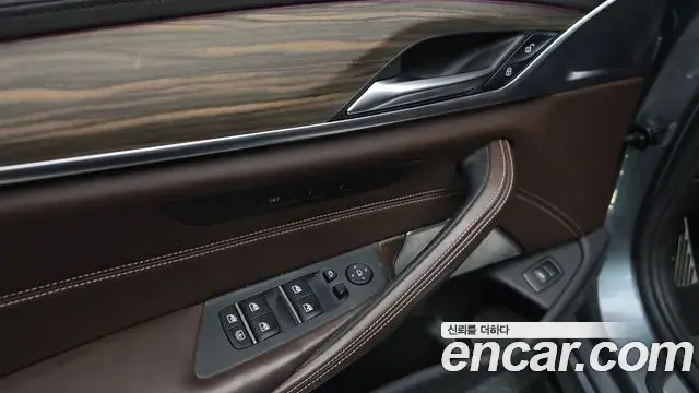 BMW 5 Series 2018 — Фото 15/20