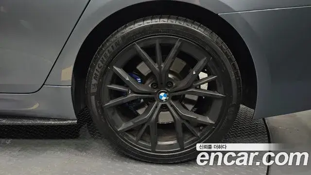 BMW 5 Series 2018 — ფოტო 29/32