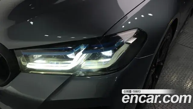 BMW 5 Series 2018 — ფოტო 13/32