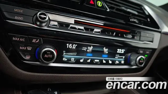 BMW 5 Series 2018 — ფოტო 21/32