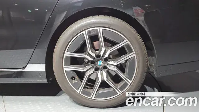 BMW 7 Series 2023 — ფოტო 24/33