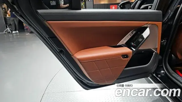 BMW 7 Series 2023 — ფოტო 19/33