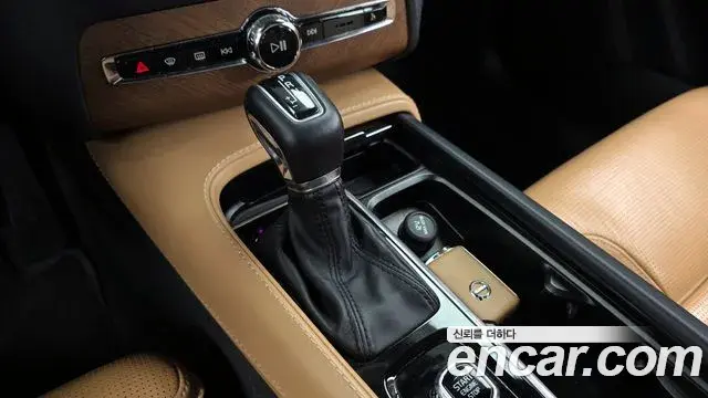 Volvo XC90 2019 — Şəkil 35/37