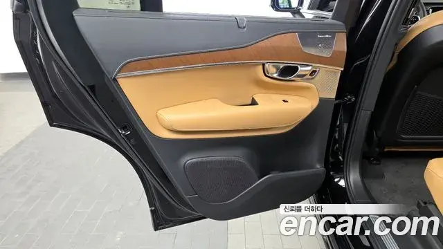 Volvo XC90 2019 — Şəkil 23/37