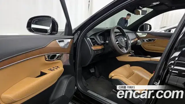 Volvo XC90 2019 — Şəkil 28/37