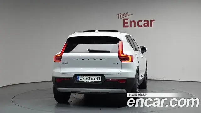 Volvo XC40 2021 — Şəkil 9/31