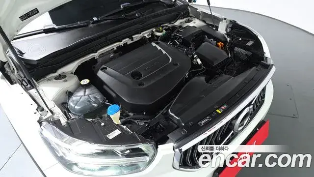 Volvo XC40 2021 — Şəkil 28/31