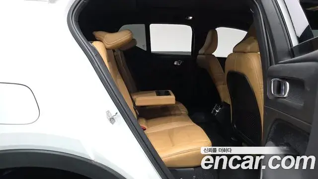 Volvo XC40 2021 — Şəkil 25/31