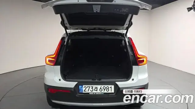 Volvo XC40 2021 — Şəkil 8/31