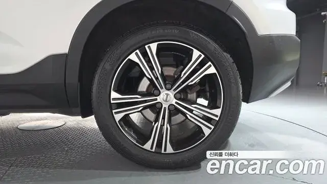 Volvo XC40 2021 — Şəkil 16/31