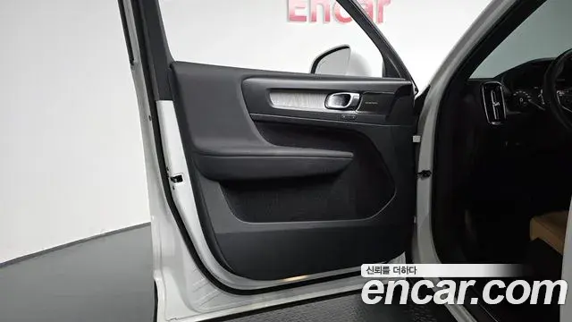 Volvo XC40 2021 — Şəkil 17/31