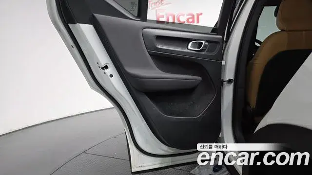 Volvo XC40 2021 — Şəkil 24/31