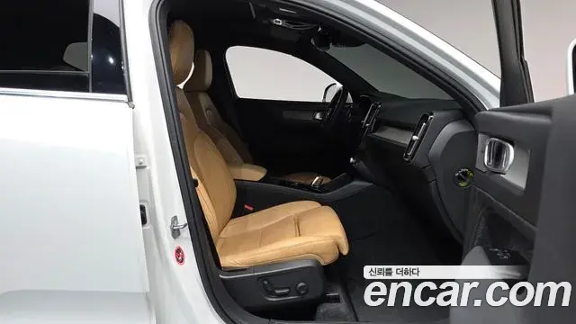 Volvo XC40 2021 — Şəkil 19/31