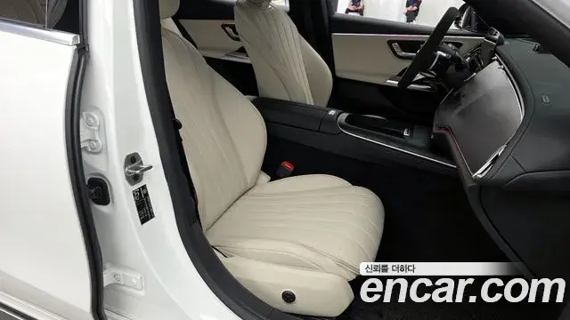 Mercedes-Benz E-Class 2025 — Photo 6/20