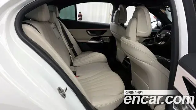 Mercedes-Benz E-Class 2025 — Photo 9/20
