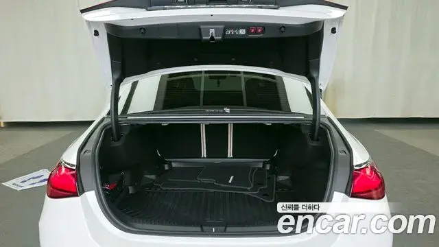 Mercedes-Benz E-Class 2025 — Photo 13/20