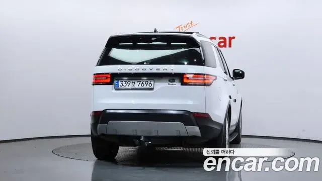 Land Rover Discovery 5 2018 — ფოტო 34/38