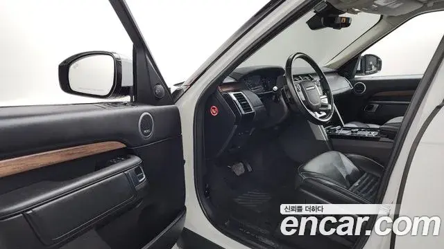 Land Rover Discovery 5 2018 — ფოტო 14/38